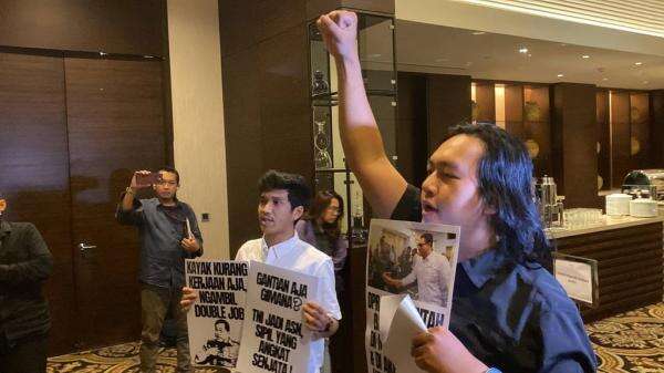 Koalisi Masyarakat Sipil Geruduk Rapat RUU TNI di Hotel Mewah: Omon-Omon Efisiensi Anggaran! Koalisi Masyarakat Sipil Geruduk Rapat RUU TNI di Hotel Mewah: Omon-Omon Efisiensi Anggaran!