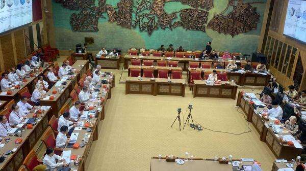 Anggota Komisi X DPR Minta Proyek Penulisan Sejarah Sebaiknya Dihentikan Anggota Komisi X DPR Minta Proyek Penulisan Sejarah Sebaiknya Dihentikan