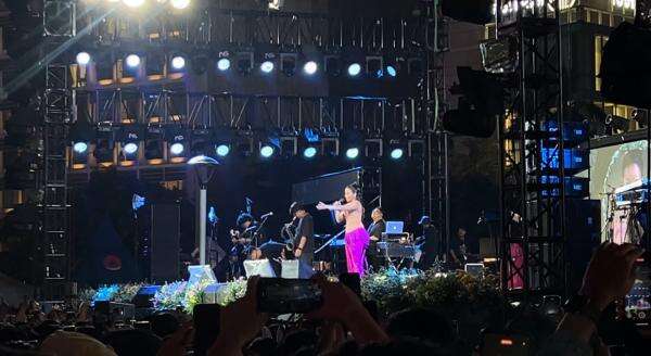 Potret Yura Yunita Tampil di Bundaran HI Meriahkan Malam Tahun Baru, Penonton Riuh! Potret Yura Yunita Tampil di Bundaran HI Meriahkan Malam Tahun Baru, Penonton Riuh!