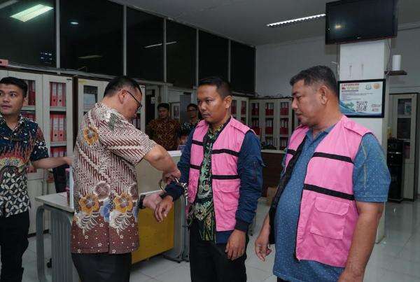 Kejaksaan OTT 2 Pejabat Disdik Sumut Terkait Korupsi Dana BOS, Sita Uang Rp319 Juta Kejaksaan OTT 2 Pejabat Disdik Sumut Terkait Korupsi Dana BOS, Sita Uang Rp319 Juta