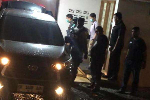 KPK Bawa Sekoper Dokumen usai Geledah Rumah Dinas Topan Ginting KPK Bawa Sekoper Dokumen usai Geledah Rumah Dinas Topan Ginting