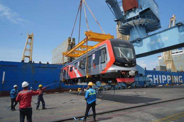 2 Trainset KRL Baru dari China Tiba di Indonesia, Begini Penampakannya 2 Trainset KRL Baru dari China Tiba di Indonesia, Begini Penampakannya