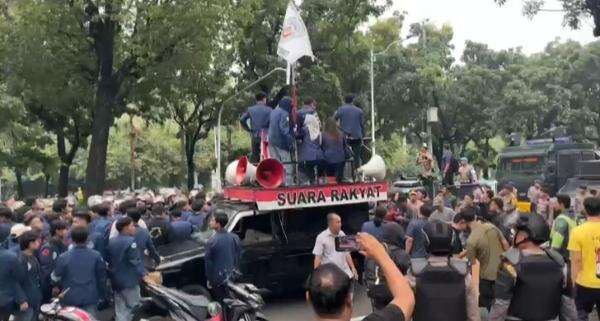 Kronologi Demo Ricuh di Balai Kota Jakarta, Mobil Pejabat Diadang