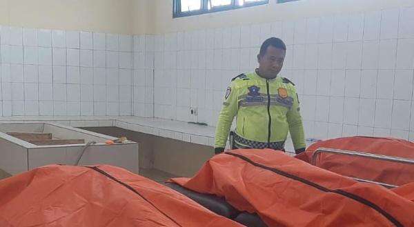 Kecelakaan Maut Ertiga Tabrak Tronton di Tol Cipali Cirebon, 3 Tewas 3 Luka Kecelakaan Maut Ertiga Tabrak Tronton di Tol Cipali Cirebon, 3 Tewas 3 Luka