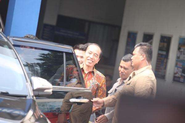 Laporkan Tudingan Ijazah Palsu, Jokowi Tak Memberikan Keterangan Pers, Hanya Tersenyum Laporkan Tudingan Ijazah Palsu, Jokowi Tak Memberikan Keterangan Pers, Hanya Tersenyum