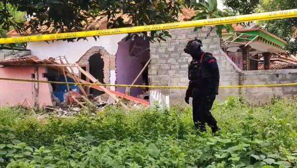 Ledakan Rumah di Pasuruan Diduga dari Bom Ikan, Korban Masih Kritis