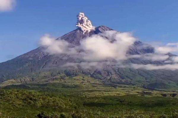 Gunung Semeru Meletus Hari Ini 4 Kali, Keluarkan Abu Vulkanik Setinggi 900 Meter Gunung Semeru Meletus Hari Ini 4 Kali, Keluarkan Abu Vulkanik Setinggi 900 Meter