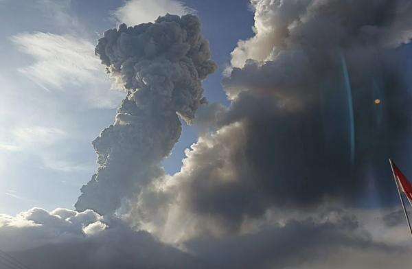 Gunung Lewotobi Laki-Laki Meletus Dahsyat, Jepang Kaji Peringatan Tsunami Gunung Lewotobi Laki-Laki Meletus Dahsyat, Jepang Kaji Peringatan Tsunami