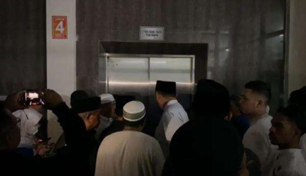 Menegangkan, Istri Eks Gubernur Abdul Gani dan Pengunjung RSUD TernateTerjebak di Lift Menegangkan, Istri Eks Gubernur Abdul Gani dan Pengunjung RSUD TernateTerjebak di Lift