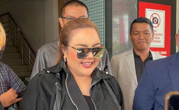 Lisa Mariana Bakal Minta Maaf ke RK Usai Hasil Tes DNA Keluar? Lisa Mariana Bakal Minta Maaf ke RK Usai Hasil Tes DNA Keluar?