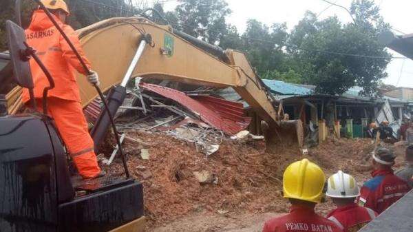 Bencana Longsor di Batam, 5 Rumah Warga Tertimbun 4 Orang Tewas Bencana Longsor di Batam, 5 Rumah Warga Tertimbun 4 Orang Tewas