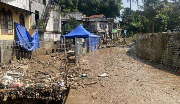 Hamparan Lumpur Jadi Saksi Banjir Wilayah Rawajati, Jakarta Selatan Hamparan Lumpur Jadi Saksi Banjir Wilayah Rawajati, Jakarta Selatan