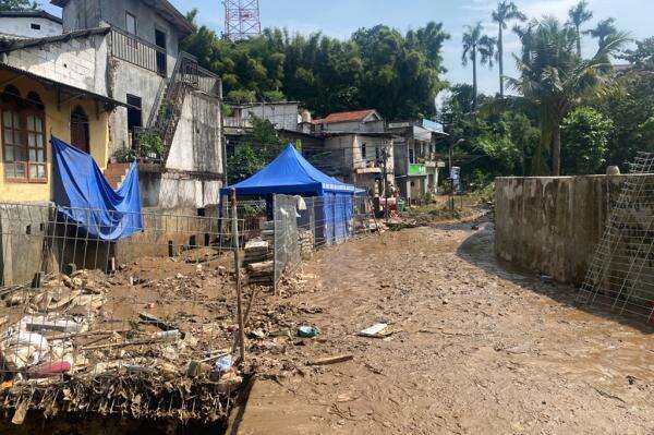 Sempat Terendam Banjir, Rumah Warga di Rawajati Jaksel Dipenuhi Lumpur Sempat Terendam Banjir, Rumah Warga di Rawajati Jaksel Dipenuhi Lumpur