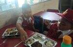 Makan Bergizi Gratis di Tangsel, Siswa SDN Oper Tahu ke Teman Semeja Makan Bergizi Gratis di Tangsel, Siswa SDN Oper Tahu ke Teman Semeja