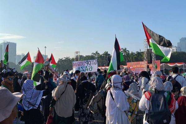 Suarakan Krisis Kelaparan Gaza, Massa Aksi Bela Palestina Bawa Tempat Makan Logam Suarakan Krisis Kelaparan Gaza, Massa Aksi Bela Palestina Bawa Tempat Makan Logam