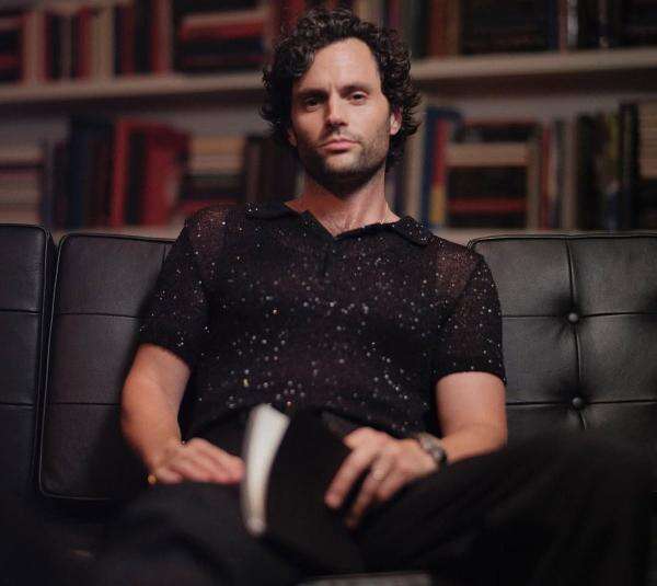 Mengenal Penn Badgley, Aktor Series You Penganut Aliran Baha'i dan Selalu Baca Alquran Sebelum Tidur Mengenal Penn Badgley, Aktor Series You Penganut Aliran Baha'i dan Selalu Baca Alquran Sebelum Tidur