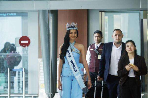 Pertama ke Indonesia, Miss World 2025 Opal Suchata Anggun Pakai Batik Pertama ke Indonesia, Miss World 2025 Opal Suchata Anggun Pakai Batik