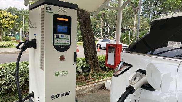 Permintaan Meningkat, Insentif Motor dan Mobil Listrik Bakal ...