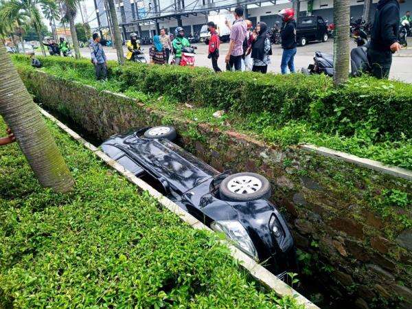 Sopir Asyik Lihat <i>Google Maps</i>, Mobil Masuk Parit di Batununggal Bandung