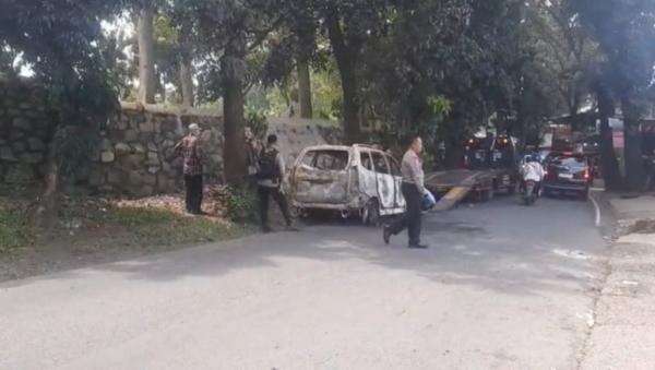 Mobil Polisi Dibakar Massa saat Tangkap Penganiaya di Depok, Pelaku Ketua Ormas Mobil Polisi Dibakar Massa saat Tangkap Penganiaya di Depok, Pelaku Ketua Ormas