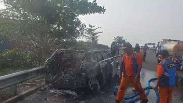 Insiden Tragis di Padang, Mobil Suzuki Carry Beserta Sopirnya Terbakar Insiden Tragis di Padang, Mobil Suzuki Carry Beserta Sopirnya Terbakar
