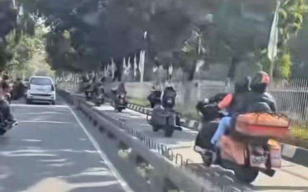 Viral Rombongan Moge Terobos Jalur Bus Transjakarta, Polisi: Sudah Ditilang! Viral Rombongan Moge Terobos Jalur Bus Transjakarta, Polisi: Sudah Ditilang!