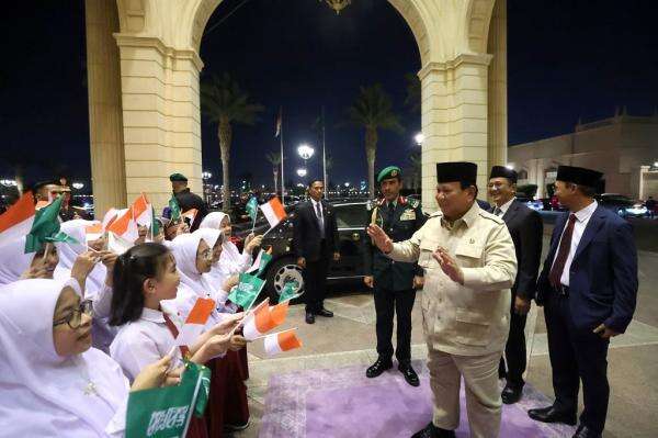 Momen Prabowo Disambut Meriah Anak-anak Indonesia di Jeddah Arab Saudi Momen Prabowo Disambut Meriah Anak-anak Indonesia di Jeddah Arab Saudi