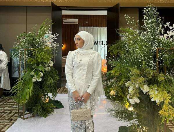Potret Cantik Nabila Taqiyyah Kondangan ke Nikahan Salma-Dimansyah, Pakai <i>Outfit</i> Serba Putih Potret Cantik Nabila Taqiyyah Kondangan ke Nikahan Salma-Dimansyah, Pakai <i>Outfit</i> Serba Putih