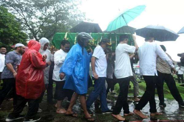 Najwa Shihab Tidak Ikut Mengantar Jenazah Suami ke Pemakaman, Ini Hukum dan Dalilnya Najwa Shihab Tidak Ikut Mengantar Jenazah Suami ke Pemakaman, Ini Hukum dan Dalilnya