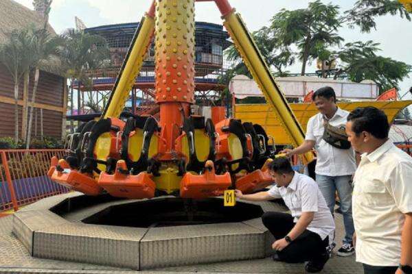 Ngeri! Wisatawan Jatim Park Batu Terlempar dari Wahana Permainan 360 Pendulum Ngeri! Wisatawan Jatim Park Batu Terlempar dari Wahana Permainan 360 Pendulum