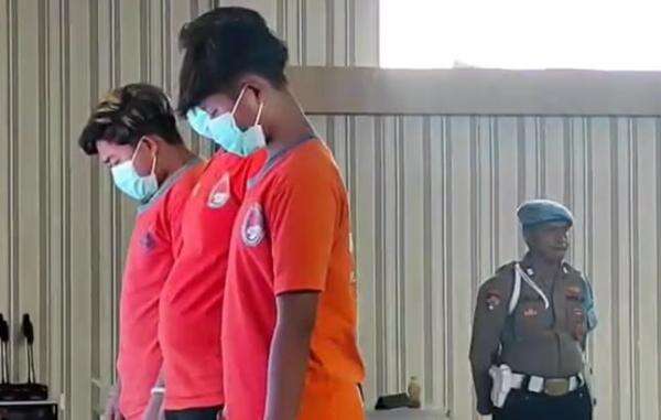 4 Oknum Bonek Ditangkap usai Keroyok Warga hingga Rusak Mobil di Surabaya 4 Oknum Bonek Ditangkap usai Keroyok Warga hingga Rusak Mobil di Surabaya