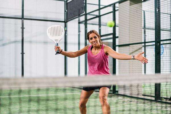 Padel Olahraga Ideal untuk Pemula, Yuk Simak Tips dan Cara Bermainnya Padel Olahraga Ideal untuk Pemula, Yuk Simak Tips dan Cara Bermainnya