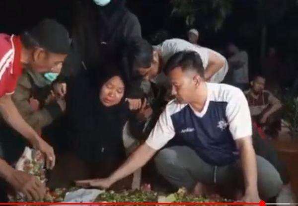 Jenazah Sandy Permana yang Tewas Ditikam Tetangga Dimakamkan Minggu Malam, Istri Pingsan Jenazah Sandy Permana yang Tewas Ditikam Tetangga Dimakamkan Minggu Malam, Istri Pingsan