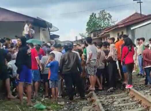 Palang Perlintasan Lupa Ditutup, Pemotor Emak-Emak di Surabaya Tertabrak KA Palang Perlintasan Lupa Ditutup, Pemotor Emak-Emak di Surabaya Tertabrak KA