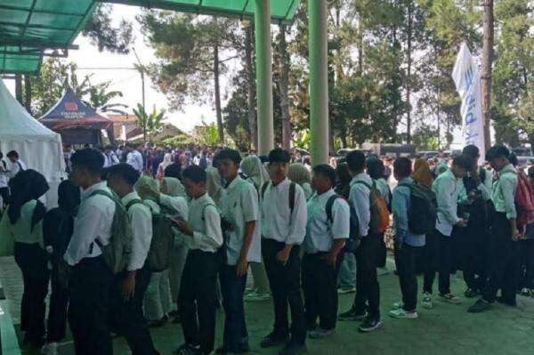 Ribuan Pencari Kerja Serbu Job Fair di KBB, Antrean Mengular sejak Pagi Buta Ribuan Pencari Kerja Serbu Job Fair di KBB, Antrean Mengular sejak Pagi Buta