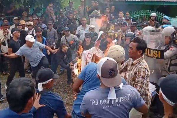 Pendukung Paslon Suryatati-Li Sumirat Kembali Demo Bawaslu Bengkulu Selatan, Berujung Ricuh Pendukung Paslon Suryatati-Li Sumirat Kembali Demo Bawaslu Bengkulu Selatan, Berujung Ricuh
