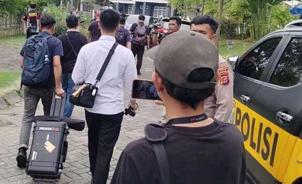 Penyidik KPK Geledah Rumah Kadis PUPR Sumut Lebih dari 7 Jam Penyidik KPK Geledah Rumah Kadis PUPR Sumut Lebih dari 7 Jam