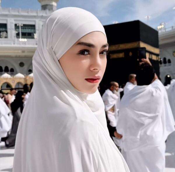 10 Perjalanan Hijrah Celine Evangelista untuk Jadi Seorang Mualaf, Ikut Pengajian hingga Puasa