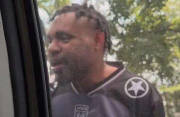 Bak Bang Jago, Pria Papua Tenteng Sajam Rusak Mobil Warga di Bandung, Begini Akhirnya Bak Bang Jago, Pria Papua Tenteng Sajam Rusak Mobil Warga di Bandung, Begini Akhirnya