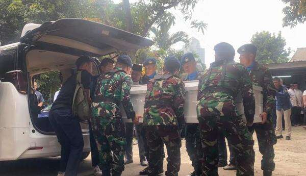 Isak Tangis Iringi Kedatangan Jenazah Marsma TNI Fajar Adriyanto di Rumah Duka Pancoran Isak Tangis Iringi Kedatangan Jenazah Marsma TNI Fajar Adriyanto di Rumah Duka Pancoran