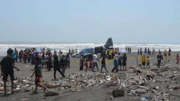 Pesawat Latih Mendarat Darurat di Pantai Cemara Sewu Cilacap, Jadi Tontonan Warga Pesawat Latih Mendarat Darurat di Pantai Cemara Sewu Cilacap, Jadi Tontonan Warga