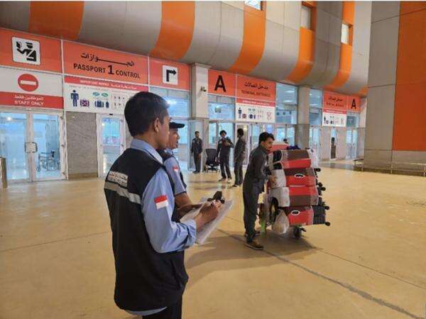 Kerja Sunyi di Bandara Jeddah, Dedikasi Petugas Haji Kawal Ribuan Koper Jamaah