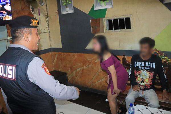 Masih Beroperasi saat Ramadhan, Polisi Gerebek Tempat Karaoke dan Wanita Pemandu Lagu Masih Beroperasi saat Ramadhan, Polisi Gerebek Tempat Karaoke dan Wanita Pemandu Lagu