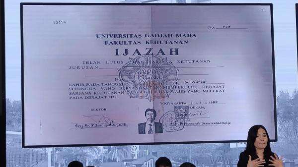 FOTO: Bareskrim Tampilkan Foto Ijazah Asli Jokowi hingga Momen Kuliah di UGM