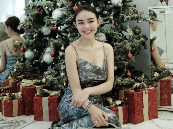 Potret Cantik Amanda Manopo Pose di Pohon Natal, Tampil Seksi Pakai Dress