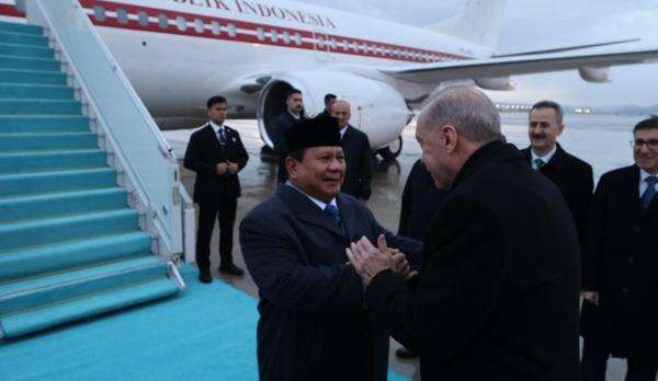 Momen Prabowo Disambut Erdogan dengan Karpet Biru Langit Penuh Kehormatan Momen Prabowo Disambut Erdogan dengan Karpet Biru Langit Penuh Kehormatan