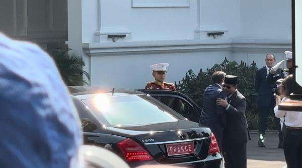 Momen Prabowo Sambut Macron di Istana Negara, Beri Pelukan Hangat Momen Prabowo Sambut Macron di Istana Negara, Beri Pelukan Hangat