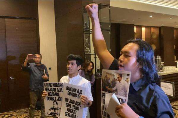 Rapat RUU TNI di Hotel Mewah, Koalisi Masyarakat Sipil: Omon-Omon Efisiensi dan Khianati Prinsip Demokrasi! Rapat RUU TNI di Hotel Mewah, Koalisi Masyarakat Sipil: Omon-Omon Efisiensi dan Khianati Prinsip Demokrasi!