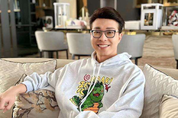 Ustadz Derry Sulaiman Pastikan Richard Lee sudah Mualaf: Lagi Belajar Salat Ustadz Derry Sulaiman Pastikan Richard Lee sudah Mualaf: Lagi Belajar Salat