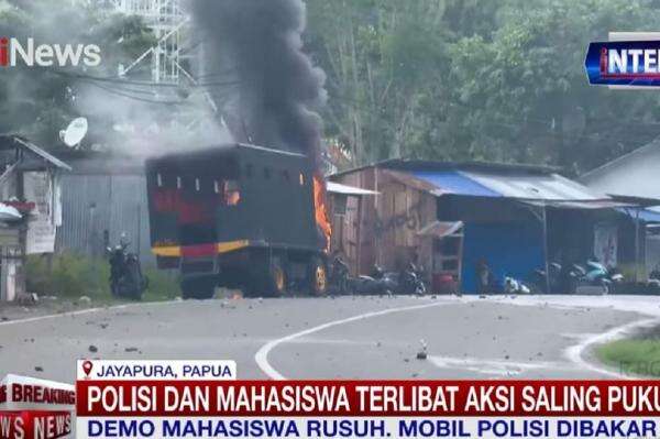 Ricuh Demo Mahasiswa Uncen Tolak Kenaikan UKT, 4 Polisi Luka Kena Lemparan Batu Ricuh Demo Mahasiswa Uncen Tolak Kenaikan UKT, 4 Polisi Luka Kena Lemparan Batu